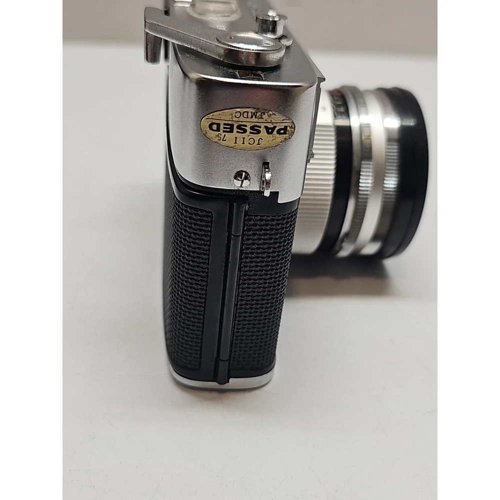 Yashica Lynx 5000 35mm Rangefinder Film Camera.  45mm f/1.8 Lens. W/ Casing